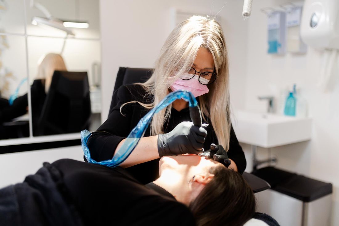 Natallia Maltsava aan het werk tijdens een permanente make-up behandeling