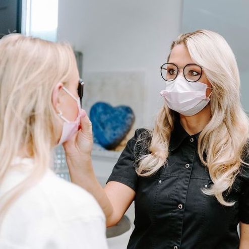 Natallia Maltsava in gesprek met een klant tijdens een consultatie