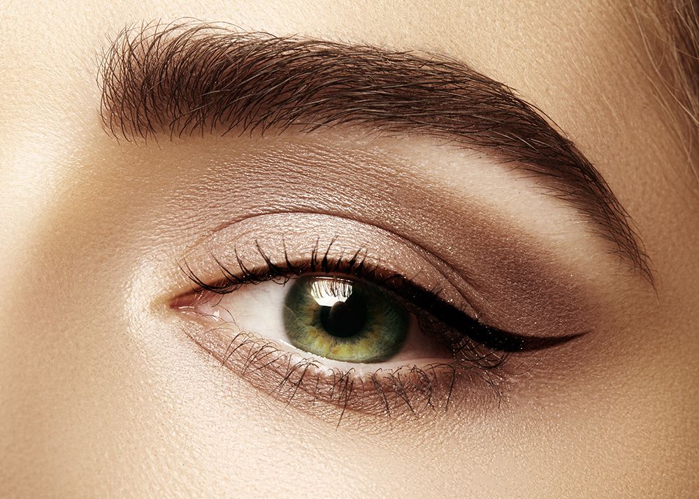 Oog met een strak geplaatste permanente eyeliner