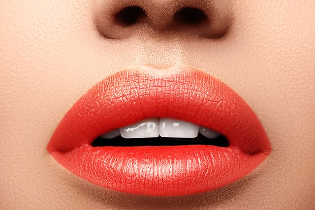 Volle lippen met een permanente lipliner in rode tint