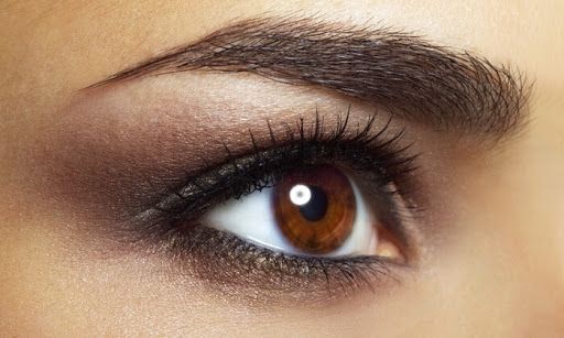 Oog met permanente oogschaduw en eyeliner