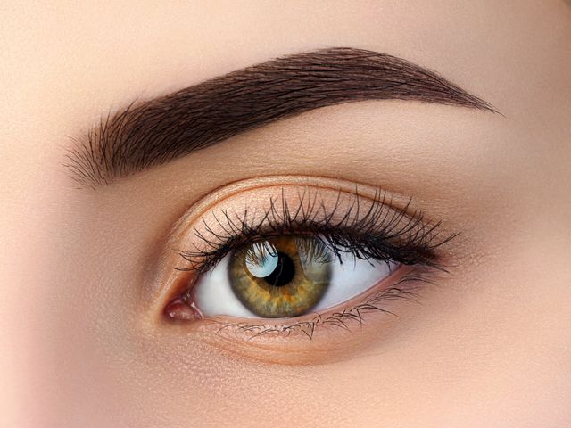Close-up van een oog met perfect gevormde permanente wenkbrauwen