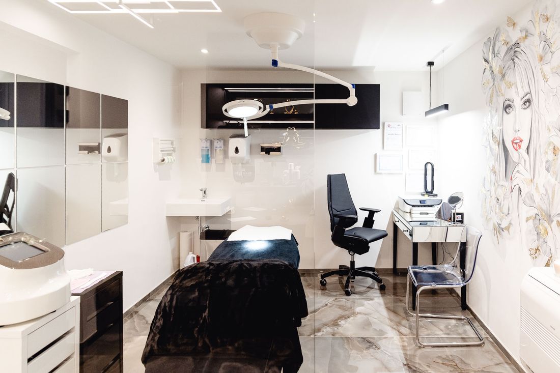 Behandelruimte van MoreThanBrows met behandelstoel